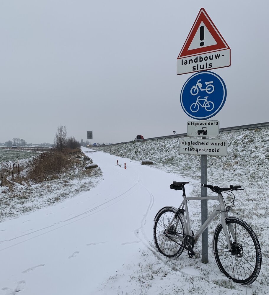 Tragen Sie unbedingt einen Helm, wenn Sie versuchen, die rutschigen Straßen im Winter zu meistern!