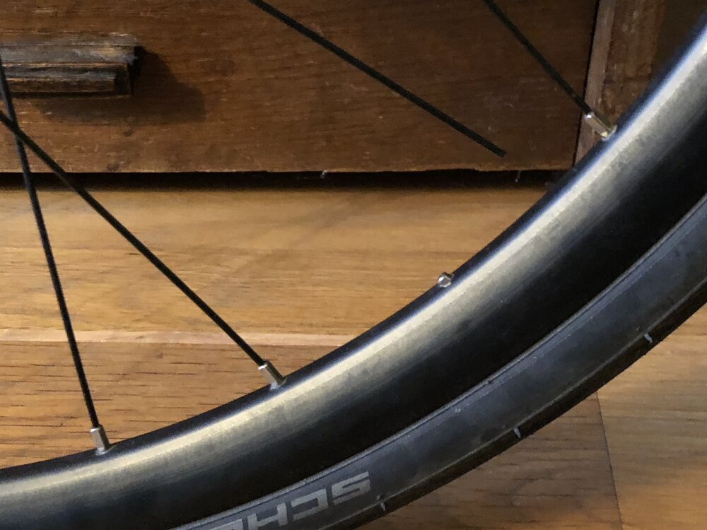 Gebrochene Speiche am Hinterrad nach einer plötzlichen Begegnung mit einem Loch...