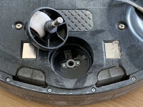 Entfernen Sie Staub vom Sensor unter der Radbasis