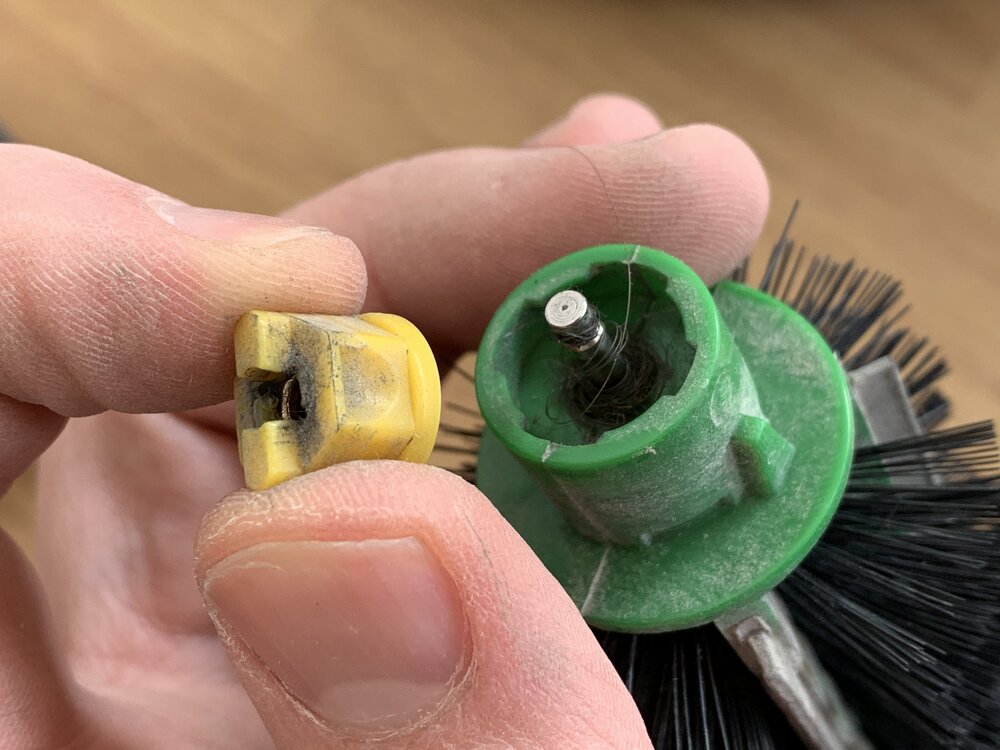 Überprüfen Sie unter den Kappen der Bürsten