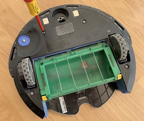 Entfernen Sie die Bodenabdeckung, um an das Innere des Roomba zu gelangen