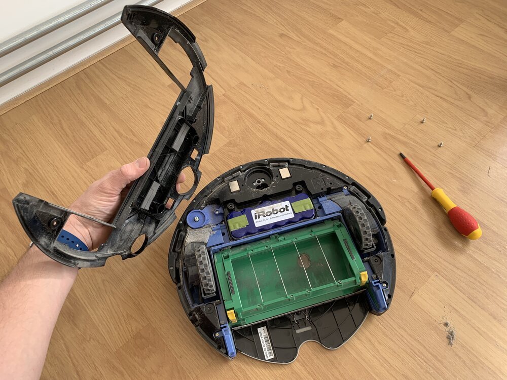 Bodenabdeckung des iRobot Roomba entfernt