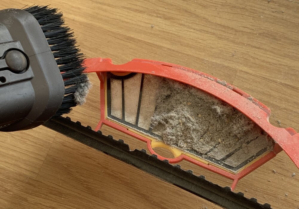 Sie können den Filter mit einem anderen Staubsauger reinigen