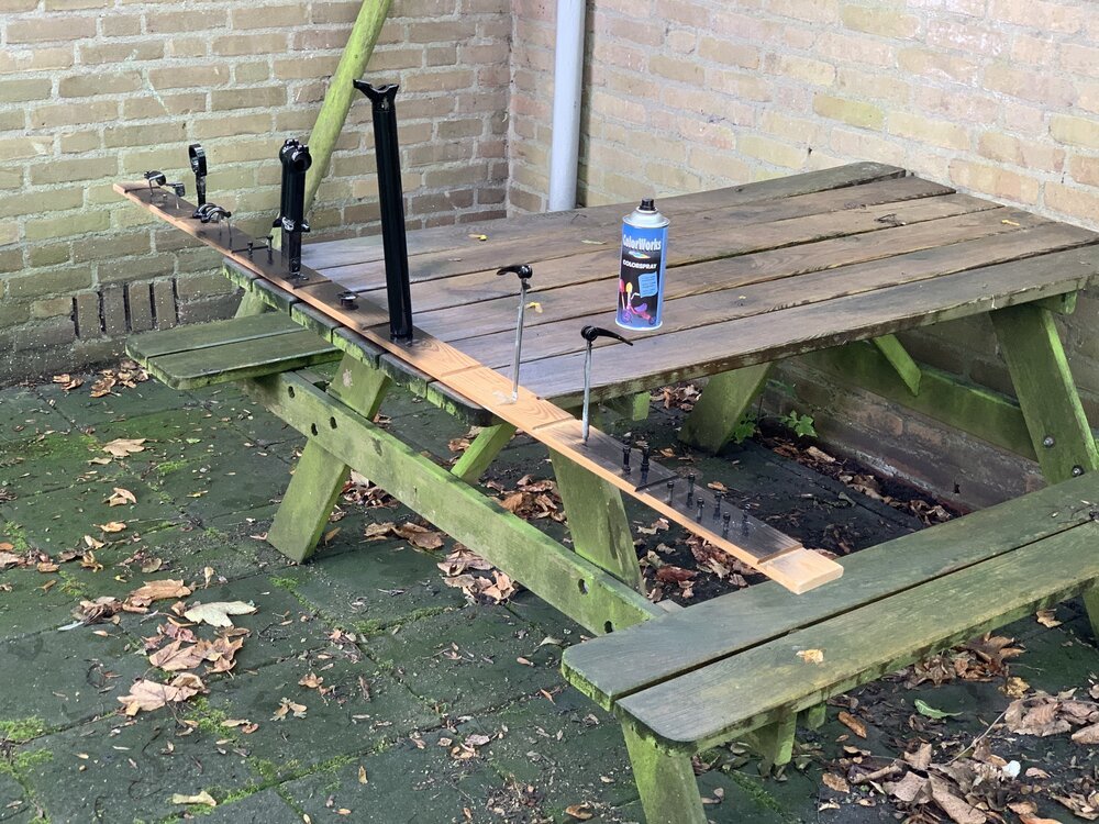 Verschiedene Teile mit Sprühfarbe in ein einheitliches Aussehen bringen