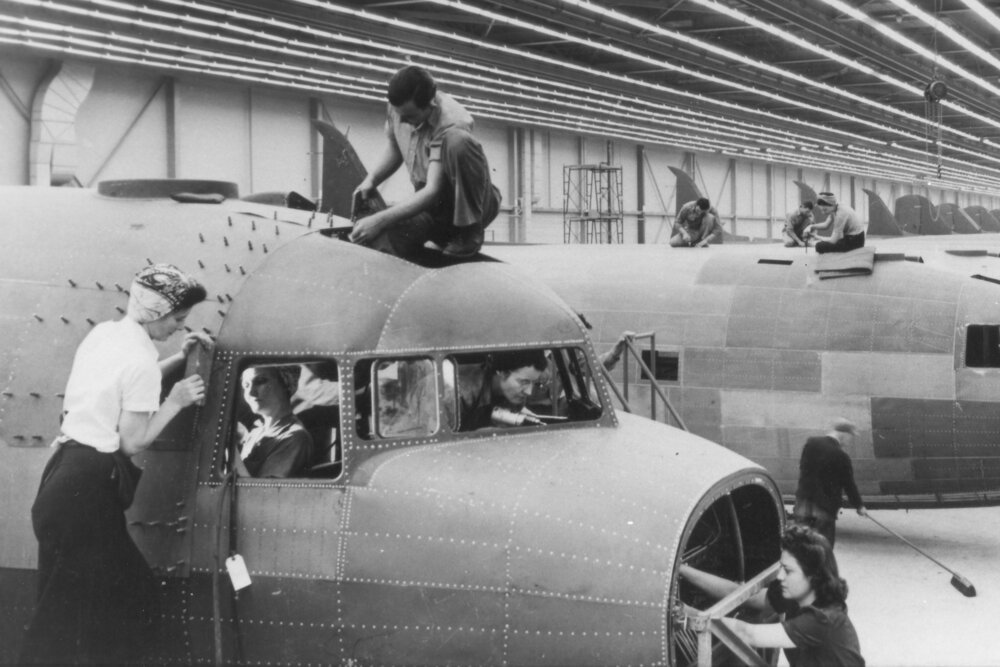 Rosie the Riveters arbeiten an der C-47 im Douglas Werk in Oklahoma City (1944, Tinker Air Force Base History Office)