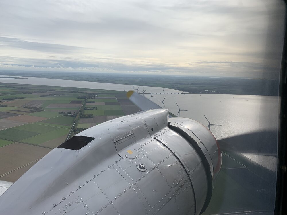 Flug über den Zuidermeerdijk bei Urk, mit der Ketelbrug, die das Wasser überquert