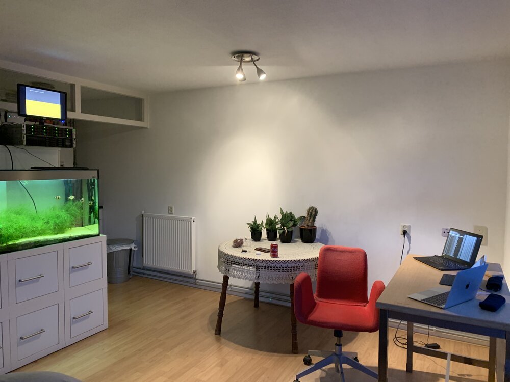 Server (oben links) während der Installation in meinem Büro mit den Computern auf meinem Schreibtisch (unten rechts) verbunden