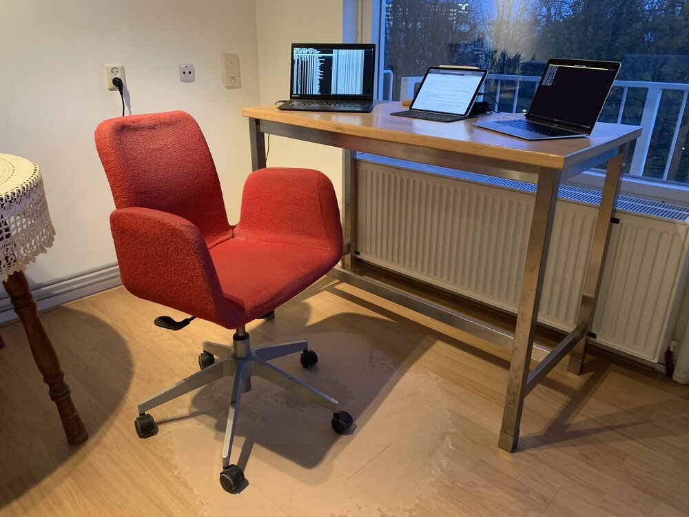 Computer auf meinem Schreibtisch, die die Installation von links nach rechts mit Strom versorgen: ThinkPad X1, iPad Pro und MacBook