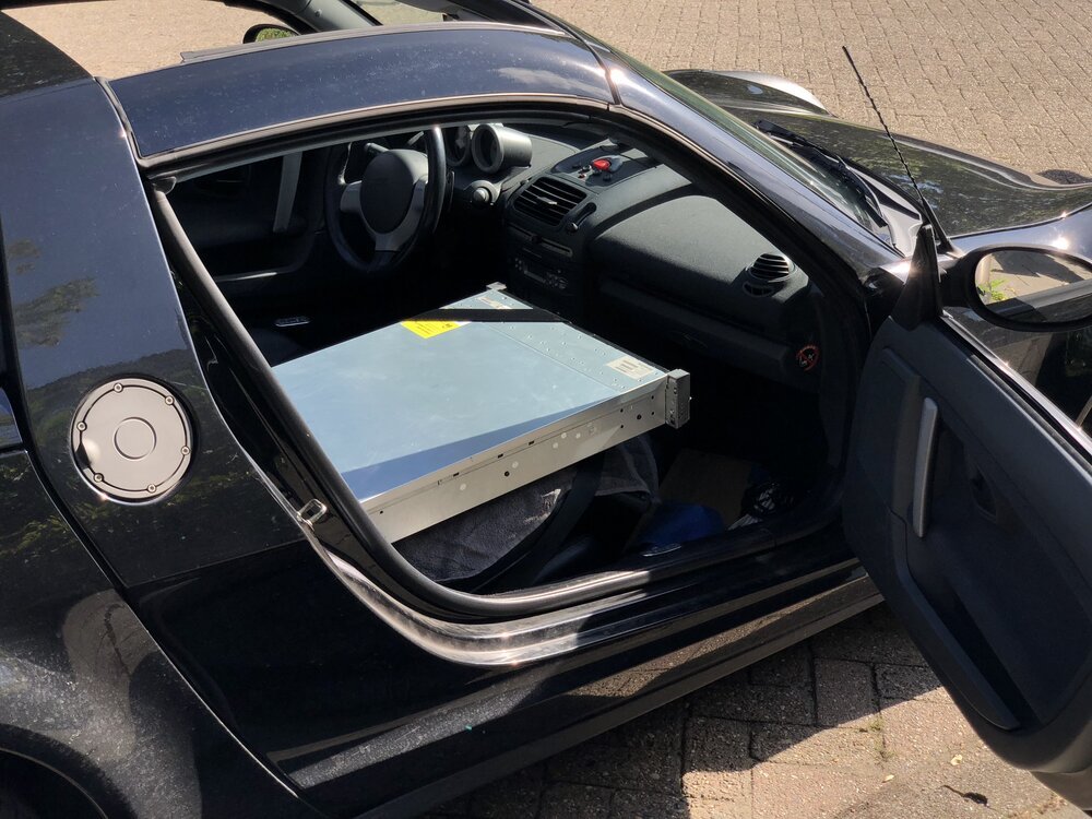 Lass deine Freundin zu Hause, wenn du größere, wichtigere Dinge transportieren musst, wie diesen HP DL380 Gen8 Server