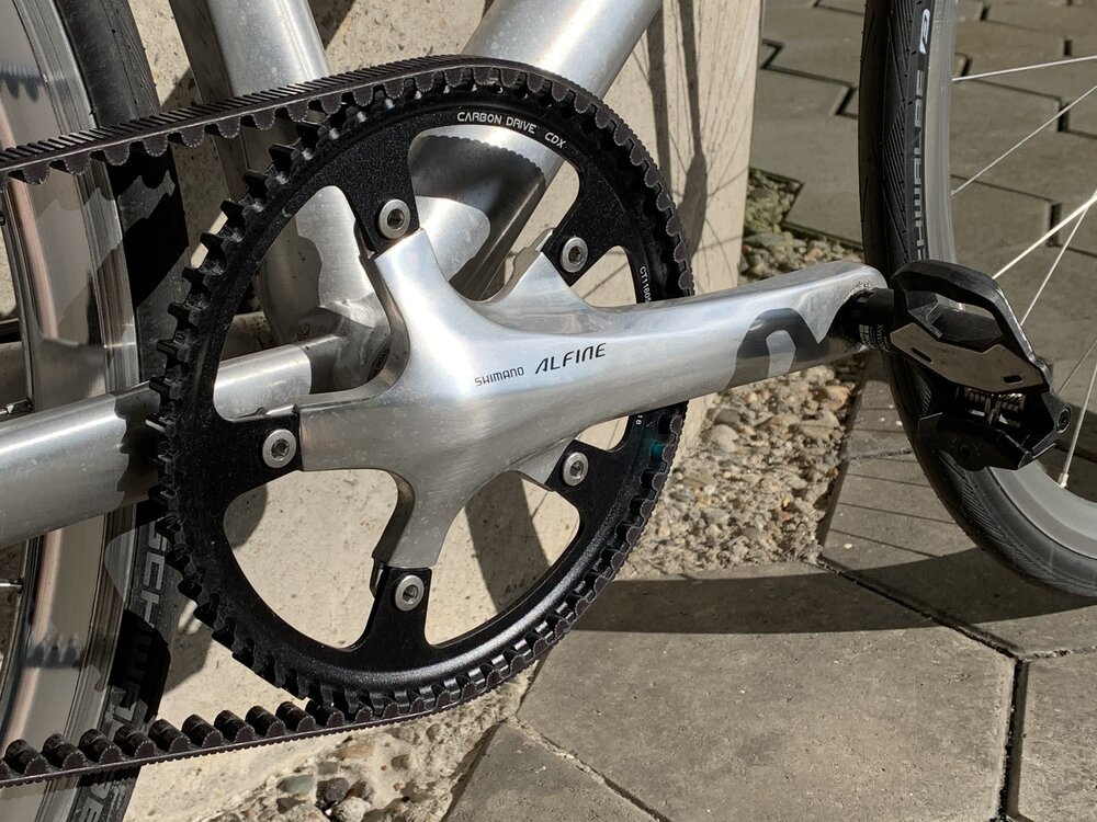 Kleo Carbon Pedale (von Look) an der vorderen Kurbel auf dem BSA-Tretlager