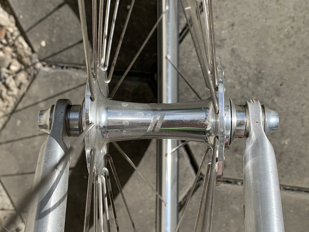 Die Alexrims CX30 silber hochglanzpolierten Laufräder haben hochwertige Naben, die für eine ruhige Fahrt sorgen