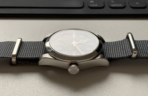 Aber das Oyster-Gehäuse sieht auch an anderen Armbändern wunderschön aus, wie an diesem grauen NATO