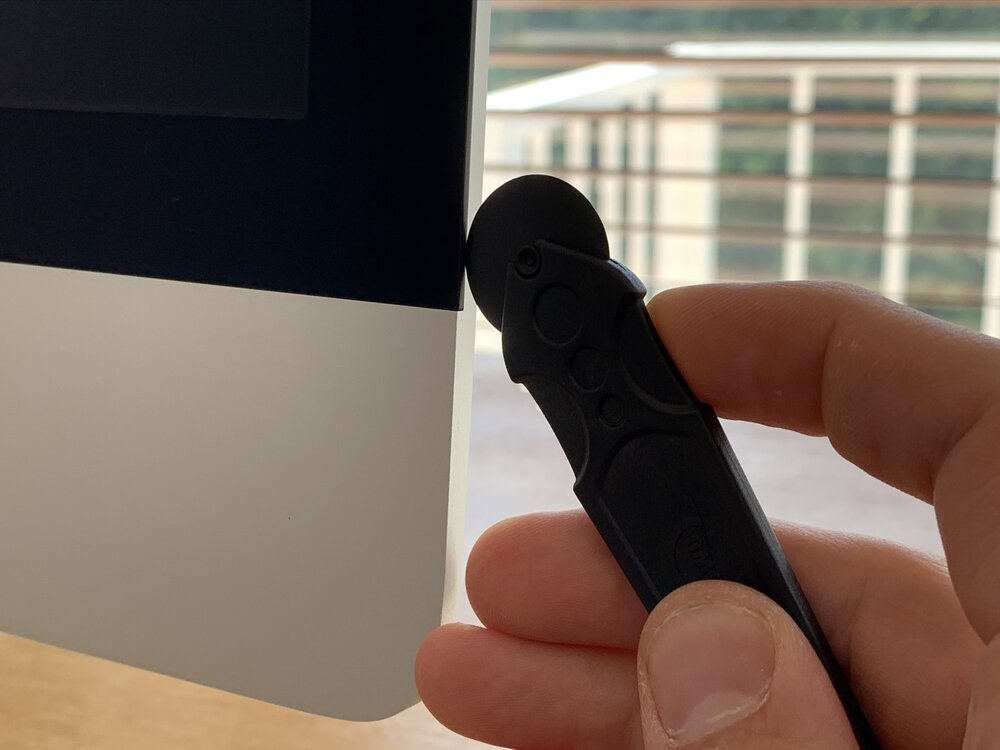 Mit einer speziellen Rolle wird der iMac aufgeschnitten