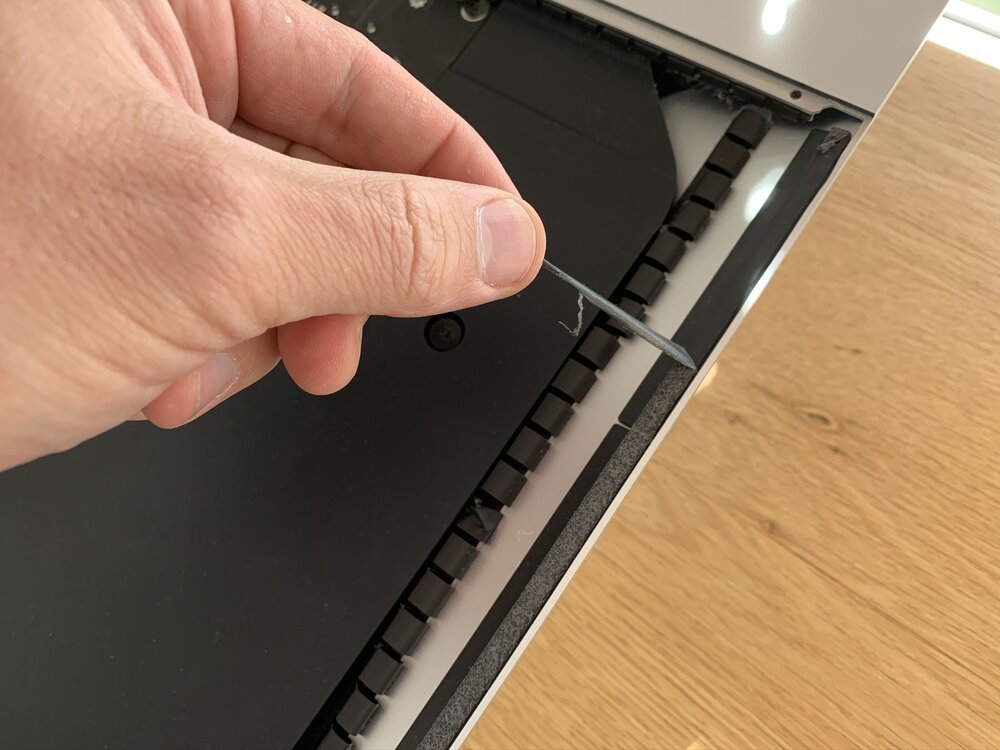 Entfernen der Klebestreifen - eine ziemlich Low-Tech-Aufgabe