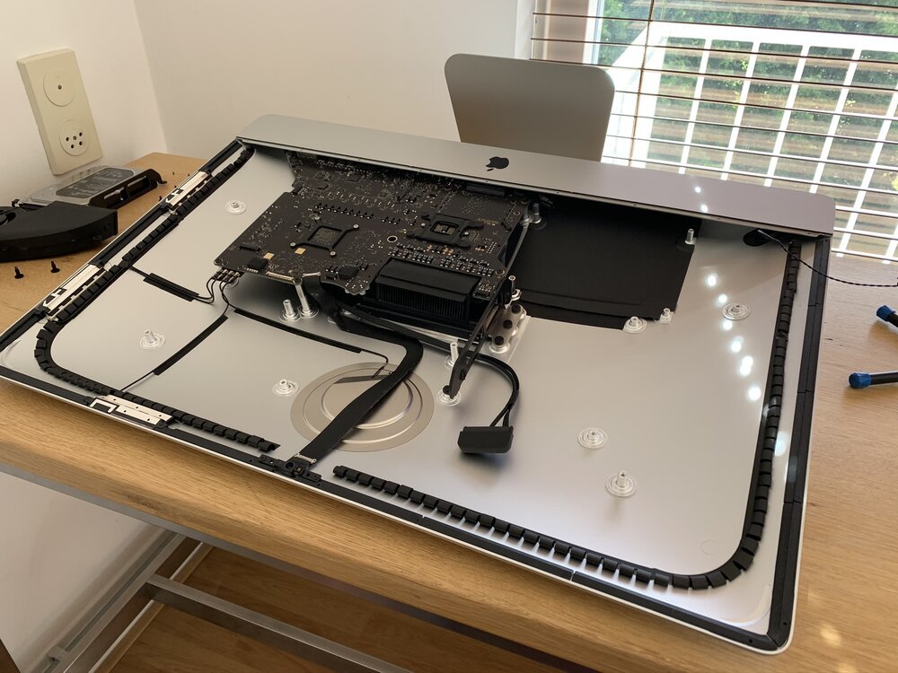 In Arbeit: Die meisten Teile sind entfernt, die Hauptplatine bleibt übrig