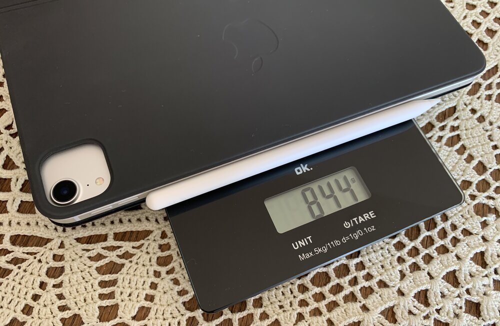 Smart Keyboard Folio (11 Zoll) mit iPad Pro und Apple Pencil wiegt 844 Gramm (das ist etwa 59 % schwerer als das Smart Keyboard Folio)