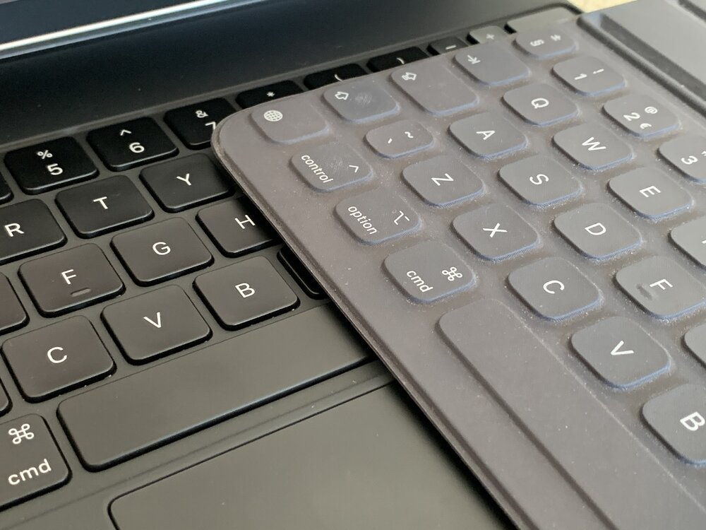 Das Magic Keyboard ist wie eine Laptop-Tastatur aufgebaut (mit einzelnen Tasten und ebensolchen Mechanismen) - das Smart Keyboard Folio besteht aus einem gewebten Stoff aus einem einzigen Stück Material