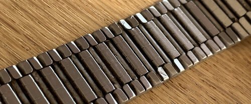 Besonders die Teile, die der menschlichen Haut zugewandt sind, können im Laufe der Zeit interessante Schmutzansammlungen aufnehmen und mikrobielle Ökosysteme entstehen lassen