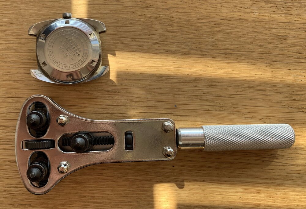 Das Öffnen der Uhr kann mit einem Spezialwerkzeug erfolgen