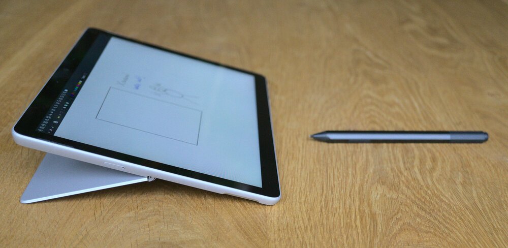 Der Kickstand ist in Kombination mit Xournal und dem Surface Pen brillant - kein iPad kann das