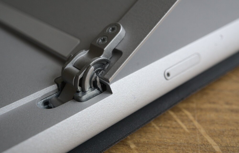 Der Kickstand ist sehr stabil, da er zwei starke Metallscharniere verwendet