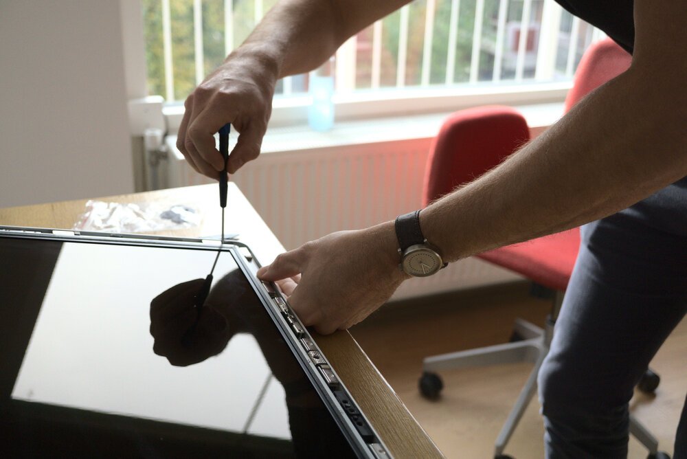 Das Display ist mit Torx-Schrauben befestigt - es kann etwas schwierig sein, die Schrauben zu entfernen, da die Magnete sie leicht anziehen!