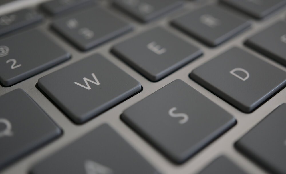 Die Tastatur ist wie Süßigkeiten - süß und weich mit genug Biss, nicht zu wabbelig, flach oder verschwommen.