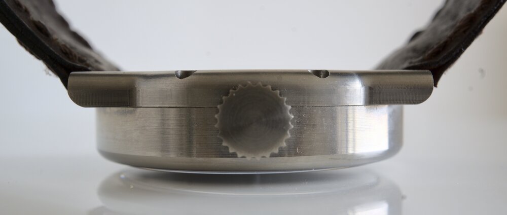 Das geschwungene Gehäusedesign ist sehr angenehm am Handgelenk, da keine scharfen Kanten in den Arm stechen