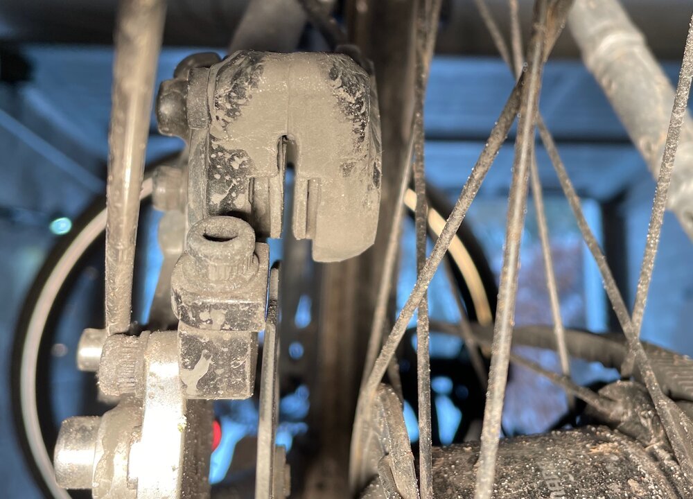 Demontage meines Rades zur Untersuchung der Hinterradbremse - beachtet den ganzen Schmutz!