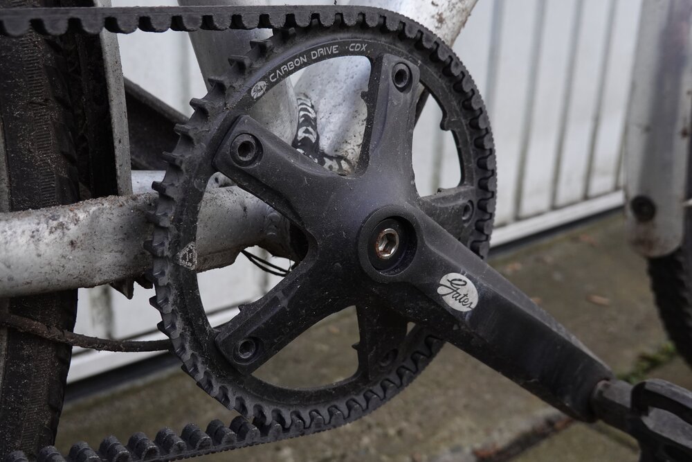 Dieses vordere CDX-Kettenblatt und der CDX-Riemen haben mein Fahrrad für ± 11.000 km angetrieben - und ersetzen die vorherigen CDN-Teile, die etwa 10.000 km gehalten haben