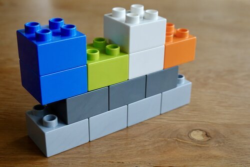 Aufbauend auf einer Plattform - die farbigen Steine könnten als Produkte auf einem Plattformfundament betrachtet werden