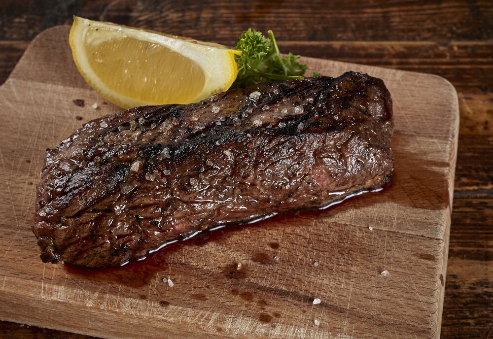 Schauen Sie sich das Ergebnis an und beachten Sie, wie Ihre Aufmerksamkeit auf die saftigen Highlights dieses leckeren Steaks gelenkt wird, die die Textur beleuchten: Man kann es fast schmecken, wenn man es betrachtet!
