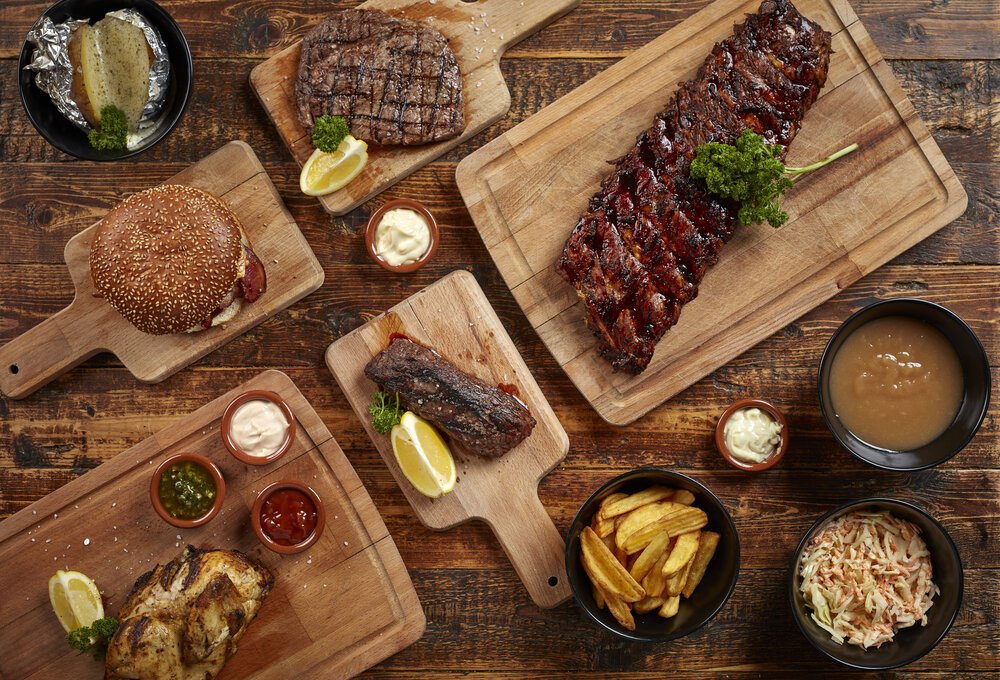 Dieses Bild zeigt viele verschiedene Gerichte und vermittelt die vielen verschiedenen Optionen, die die Speisekarte bietet.