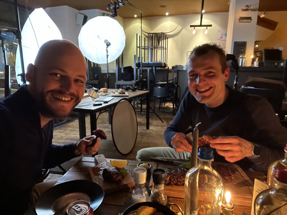 Ich helfe dem Experten, indem ich danach die Food-Fotos esse, lecker!