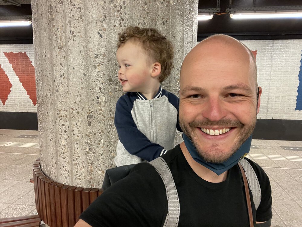 Vergleiche den Zoo mit der „Tierwelt“, der du in der U-Bahn der Stadt begegnest. Finde Antworten auf Fragen wie „Warum trägst du eine Sonnenbrille (im Dunkeln)?“, „Wohin gehst du?“, „Was ist in der Tasche?“