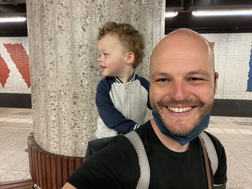 Vergleiche den Zoo mit der „Tierwelt“, der du in der U-Bahn der Stadt begegnest. Finde Antworten auf Fragen wie „Warum trägst du eine Sonnenbrille (im Dunkeln)?“, „Wohin gehst du?“, „Was ist in der Tasche?“