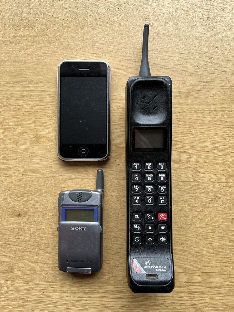 Mobiltelefone gab es in vielen verschiedenen Formen und Größen, oben links nach unten rechts: originales iPhone, Motorola DYNA T-A-C, Sony CMD-Z5