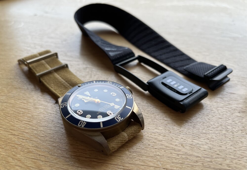 Der WHOOP-Sensor ist klein - kleiner als viele normale Uhren