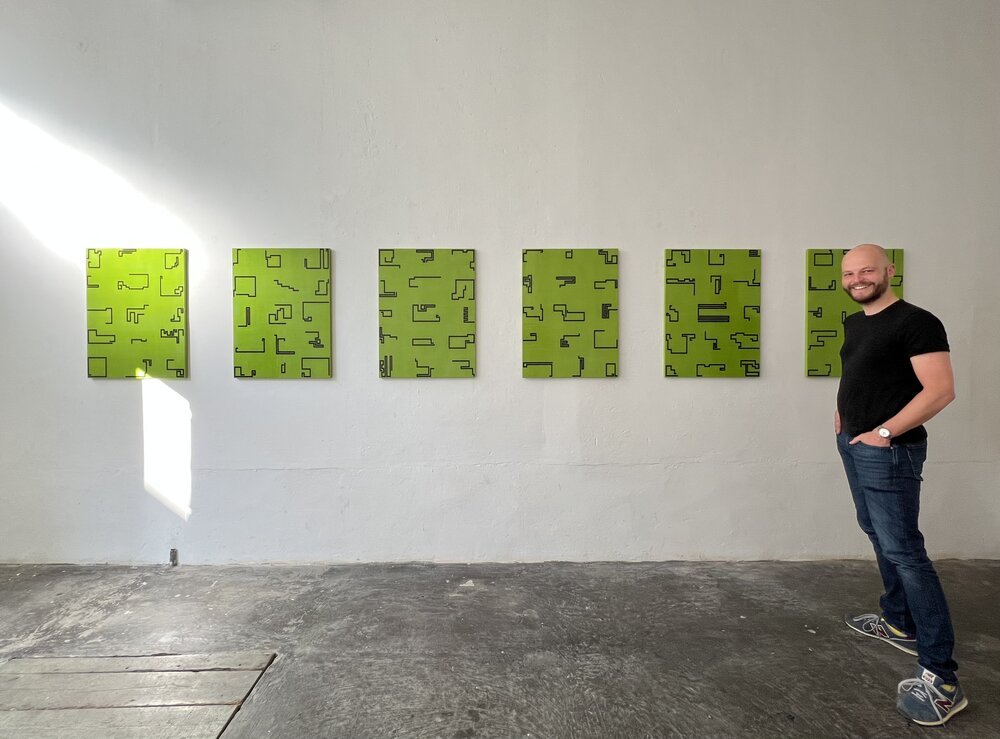 Schau mal, Mama: Ich stehe neben Snake-Kunst! WOW!