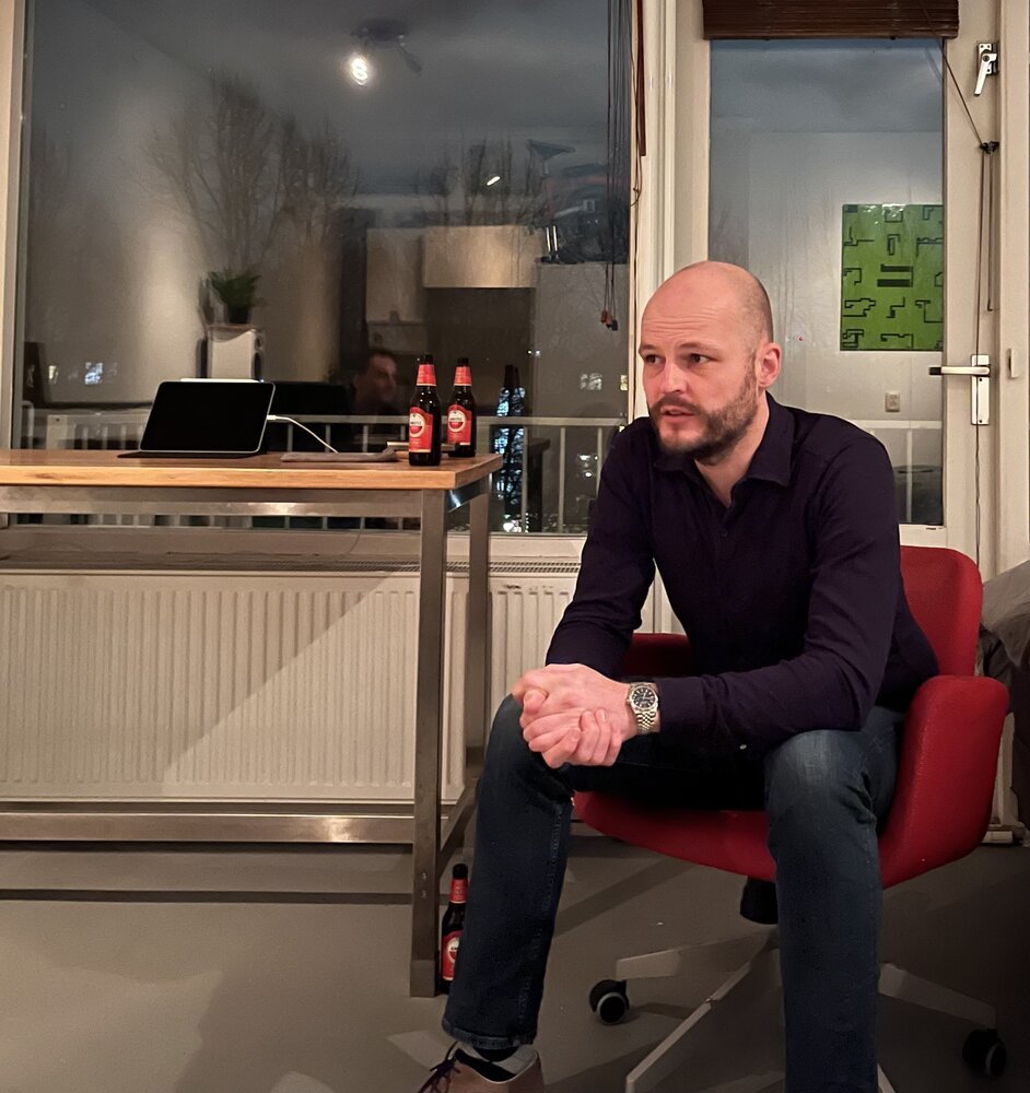 Ein paar Bierchen mit den Kollegen im Büro? Kein Problem, diese Uhr ist immer für eine gute Zeit zu haben!