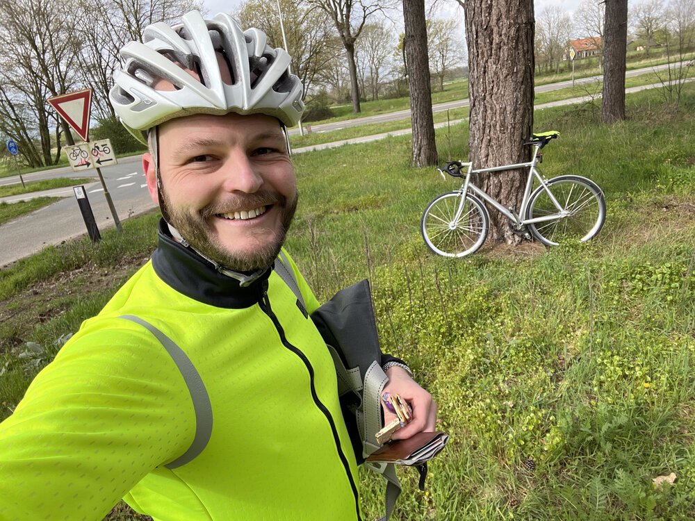 Während viele Radfahrer während der Fahrt essen, ziehe ich es vor, anzuhalten und den Moment zu genießen, während ich etwas esse