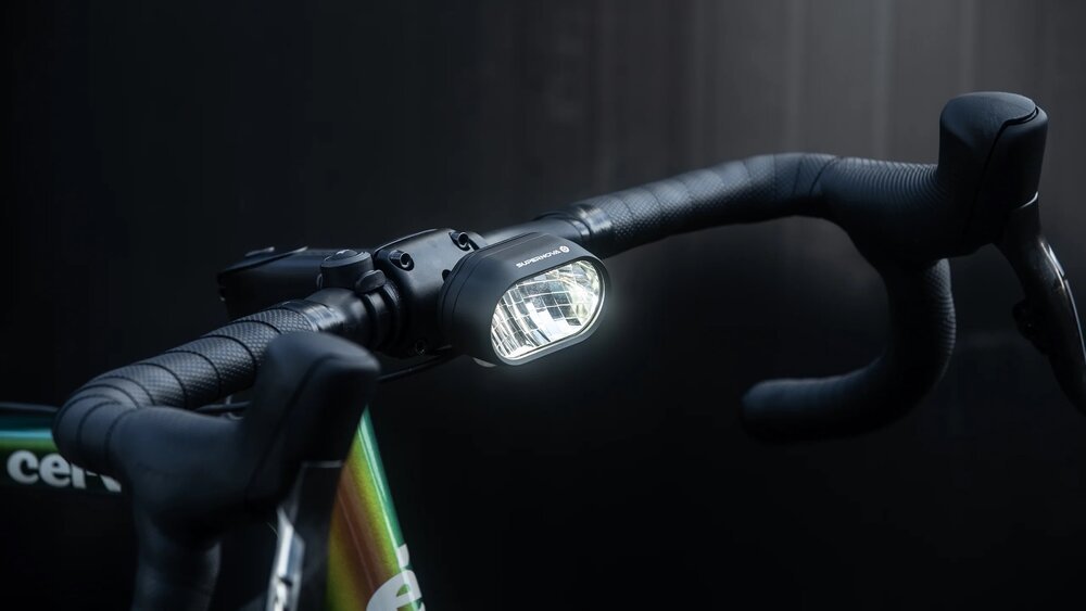 Der Supernova M99 DY PRO ist ein dynamobetriebener LED-Scheinwerfer mit Fernlichtfunktion und deutscher Straßenzulassung