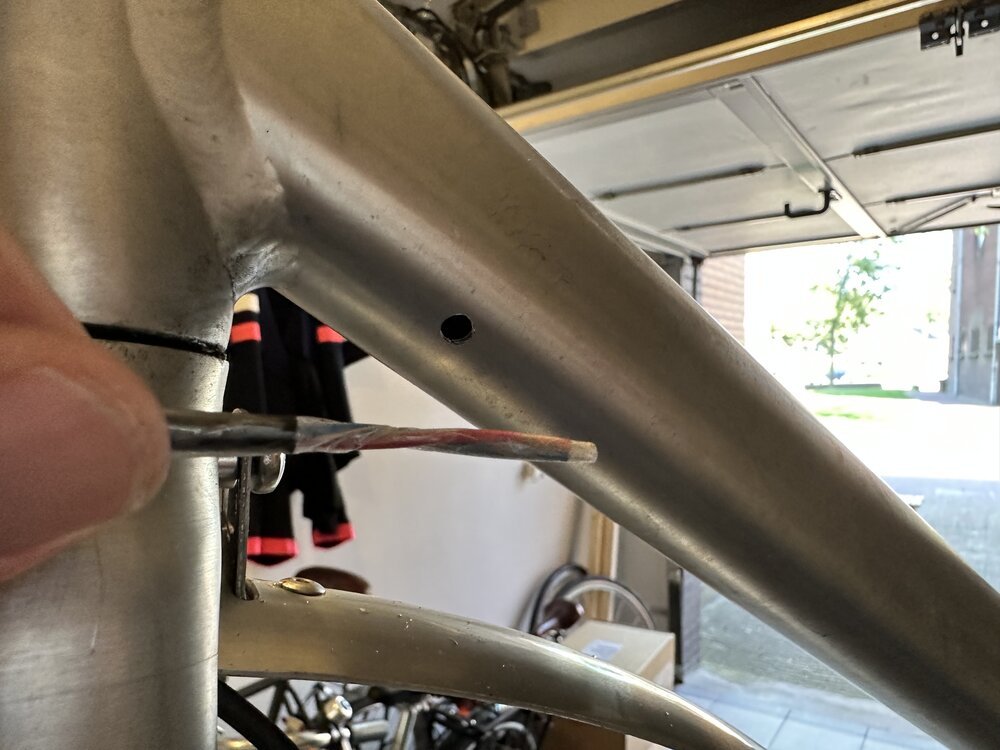 Verwenden Sie eine dünne Schicht Klebeband, um die einzelnen Leitungen vorübergehend zu verbinden - so lässt sich das Kabel leichter führen