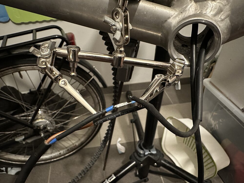 Verlöten der einzelnen Leitungen und Schrumpfen der Lötstellen