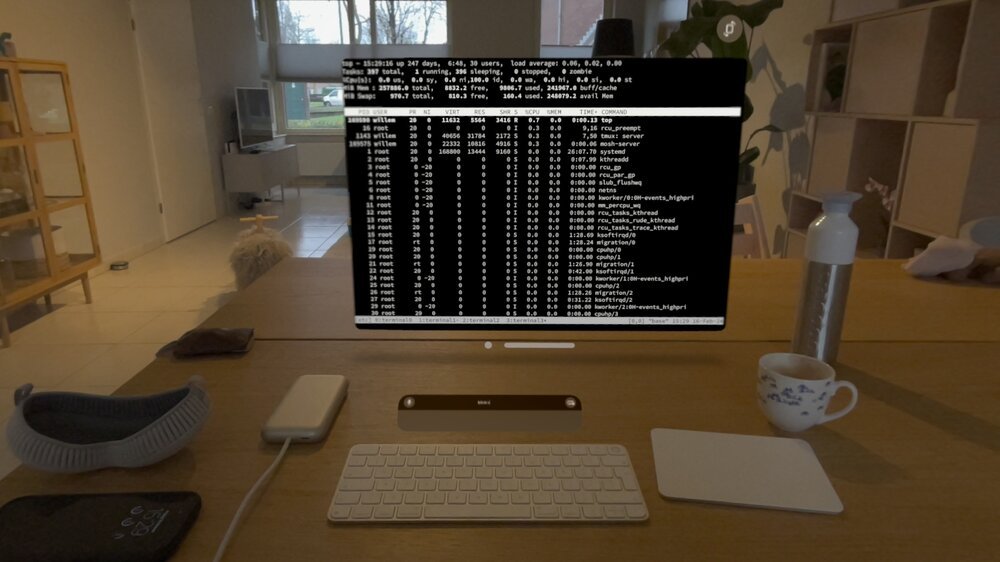 Nicht so verrückt: Bildschirm, Tastatur, Trackpad (beachten Sie das schwebende UI-Element über der Hardware-Tastatur)
