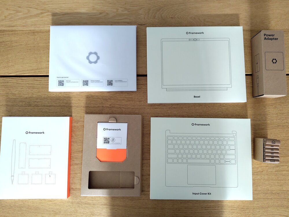 Im Karton befinden sich die verschiedenen Teile, die Sie zum Zusammenbau des Laptops benötigen.