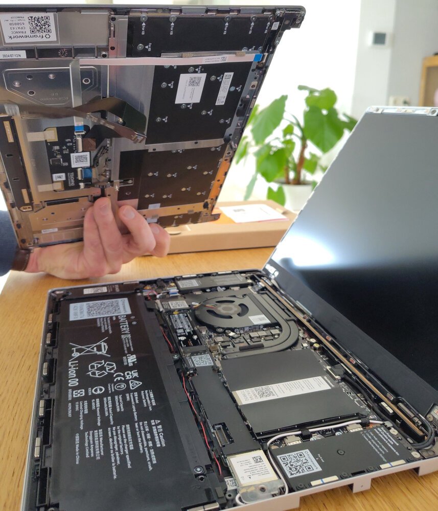 Die Tastaturabdeckung rastet mithilfe von Magneten ein und wird befestigt, wenn Sie die Schrauben in der Bodenabdeckung festziehen.