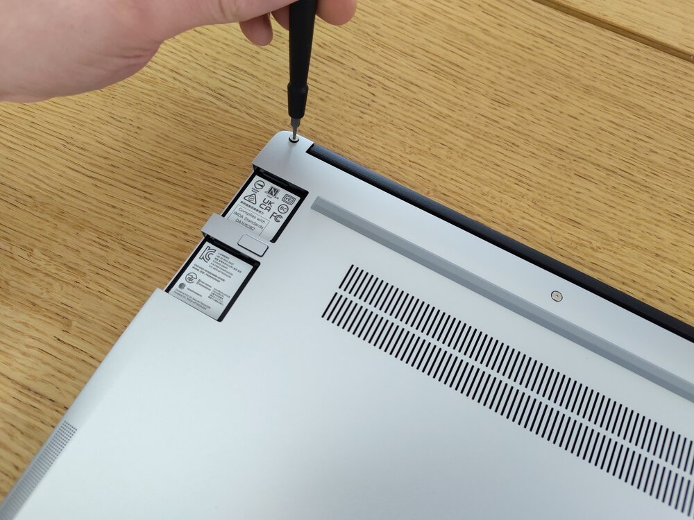 Das Gehäuse wird mit 5 Standardschrauben sicher verschlossen (Schraubendreher ist im Lieferumfang enthalten!).