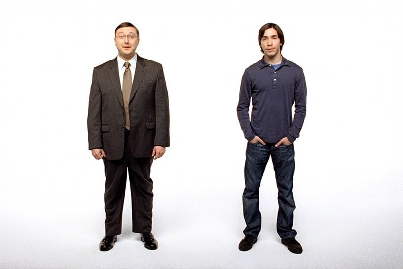 John Hodgman und Justin Long in der preisgekrönten „Get a Mac“-Werbekampagne („I’m a Mac“ und „I’m a PC“)