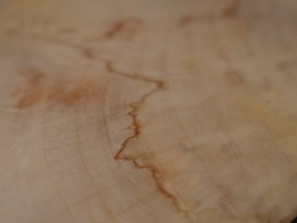 Wood nerves nicely visible throught the transparent lacquer